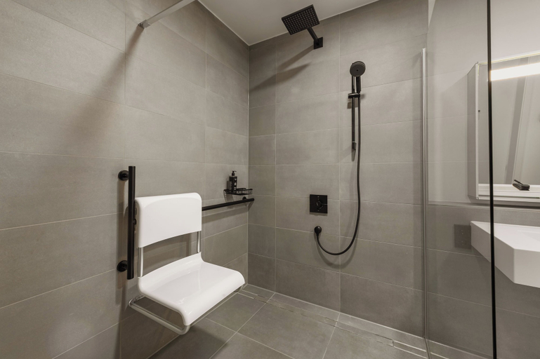 Bathroom 2, Limehome Leverkusen Wiesdorfer Platz, Leverkusen