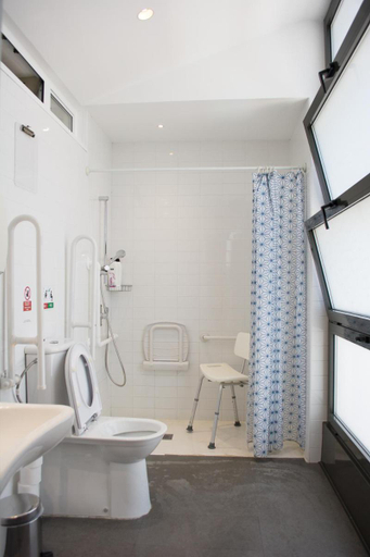 Bathroom 3, Ten To Go Hostel, Barcelona