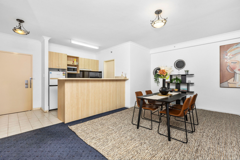 Room 4, Oversized East Perth 2BR Pool Gym Parking, Perth