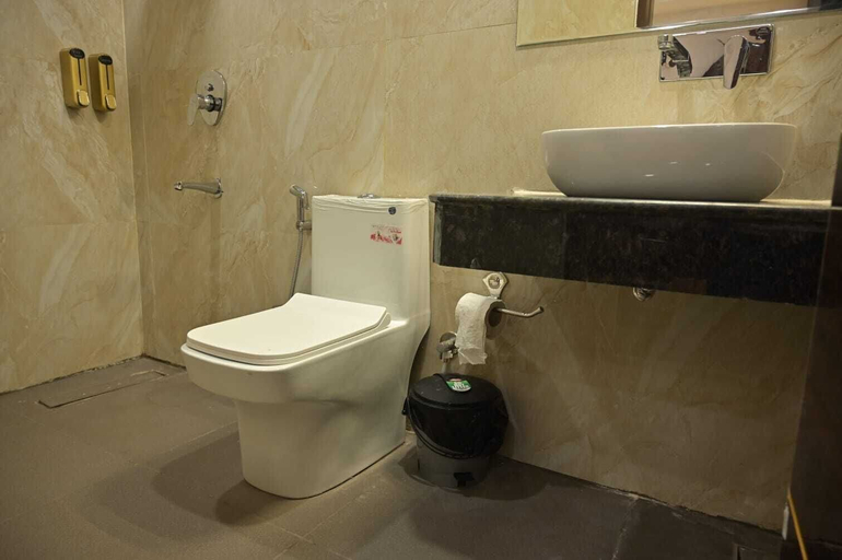 Bathroom 5, Hotel Bandiram, Chhatarpur
