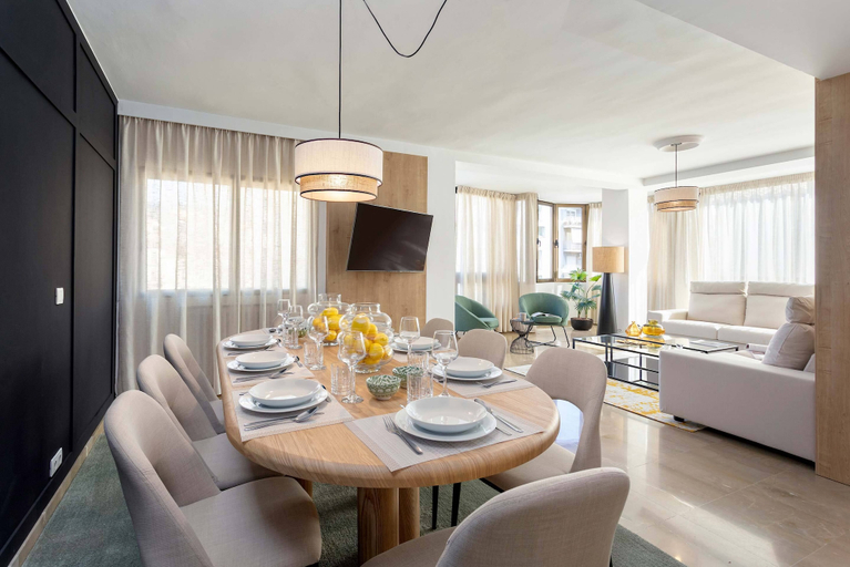 In-room dining 2, Luxury Apartment in City Center. Puerta Real II, Granada