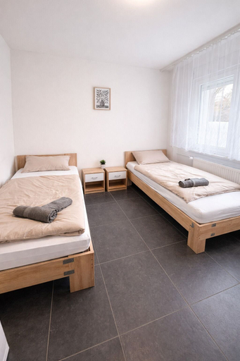 Room 2, Frankfurt Airport view apartments, Groß-Gerau