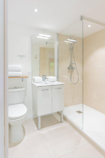 Bathroom 2, Les Studios De Honfleur, Calvados