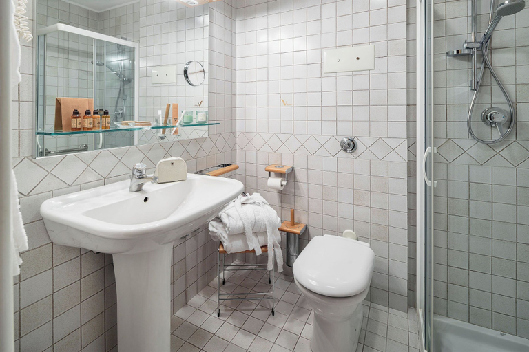 Bathroom 4, Hotel Cristallino d'Ampezzo, Belluno