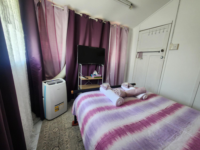 Bedroom 3, Meyenburg Cabins, Mount Morgan