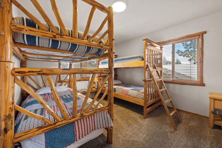 Room 3, Pinecone Lodge, San Bernardino