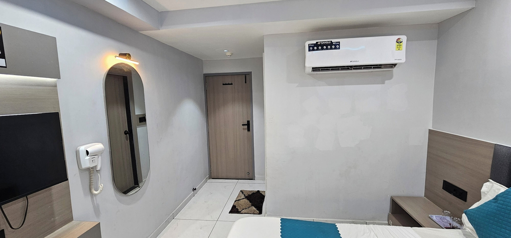 Room 4, Hotel HR Grand, Ahmadabad