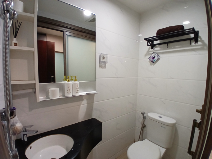 Bathroom 5, Apartemen Sky House BSD By Four Living, South Tangerang