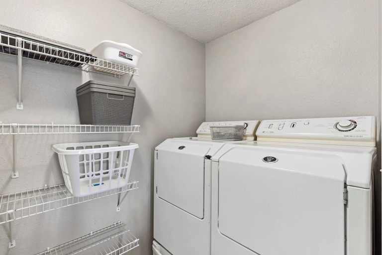 Laundry, Twin Lakes Getaway, Taney