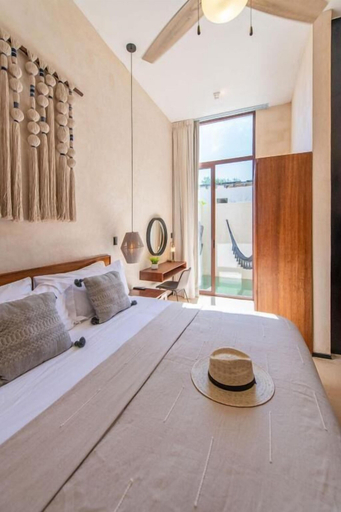 Room 3, Casa Trova Santa Lucia, with Parking by Cercana, Mérida