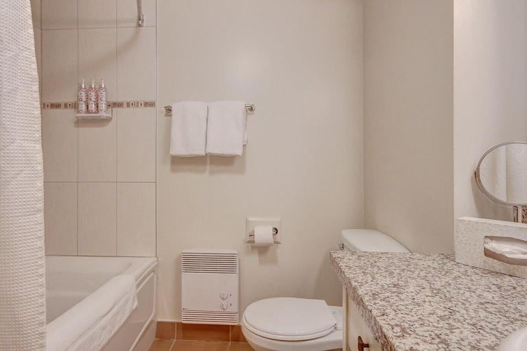 Bathroom 5, Estrimont, Memphrémagog