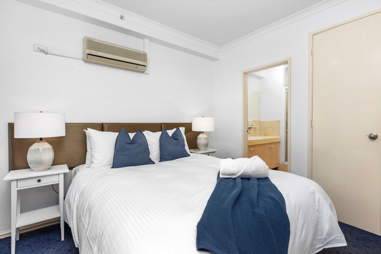 Room 5, Oversized East Perth 2BR Pool Gym Parking, Perth