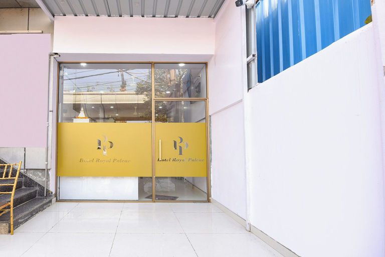 Property entrance, Fabhotel Royal Palace Peera Garhi, Delhi
