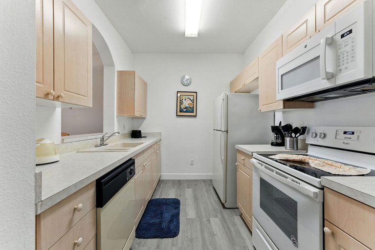 Private kitchen 5, 3BR Condo Windsor Palms Near Disney, Osceola