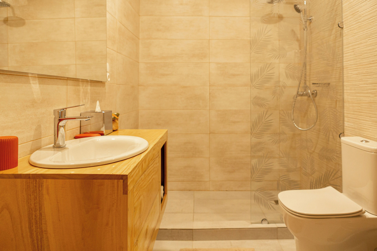 Bathroom 3, LE KARE EBENE, Cotonou