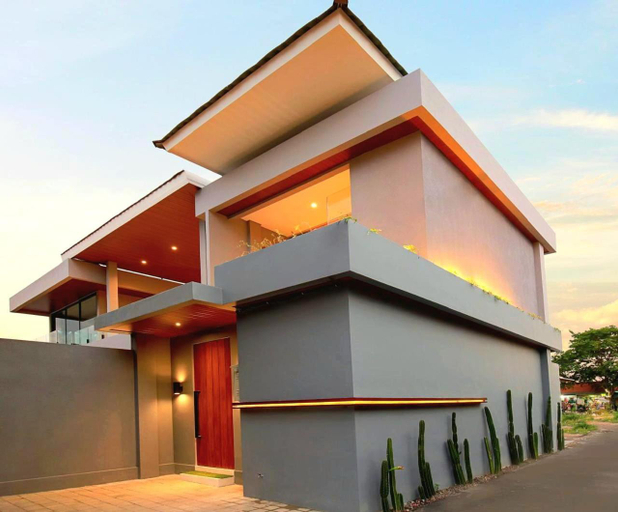 Exterior & Views