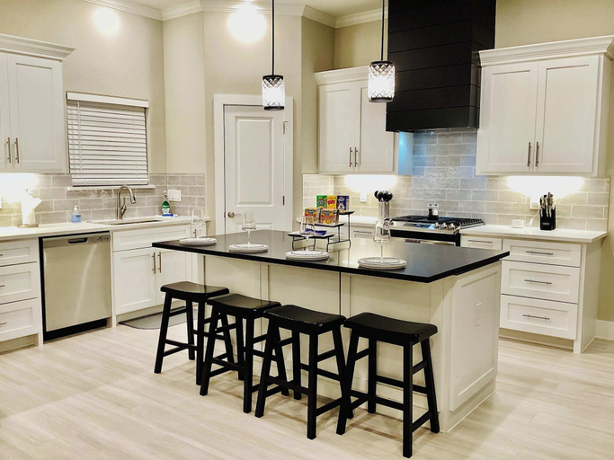 Private kitchen 2, Luxe Lakehouse-kemah For 8, Galveston