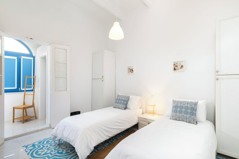 Room 5, Stylish Classic Townhouse with Terrace, Saint Paul's Bay