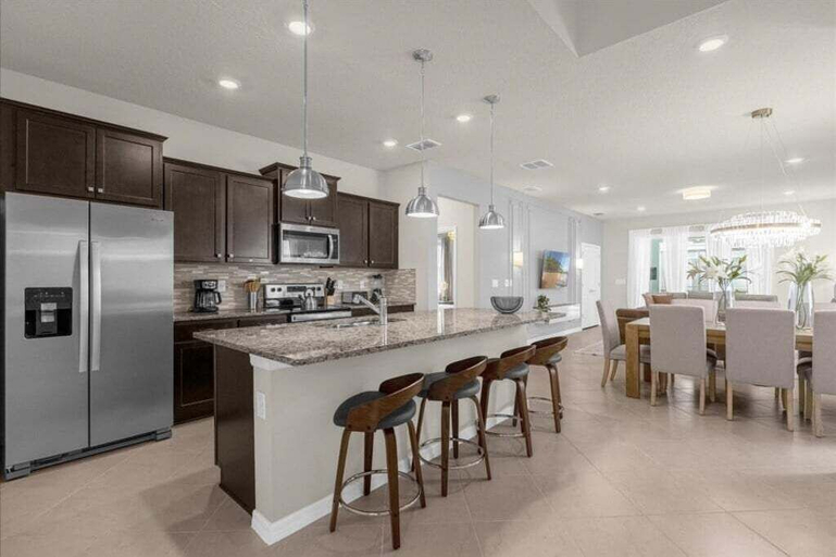 Private kitchen 2, 7 Bedroomss/ Windsor Cay Home, Lake