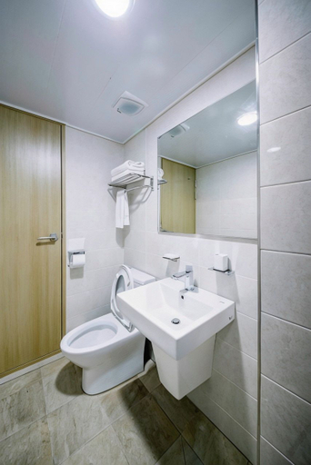 Bathroom 4, Harbor Hotel, Jeju