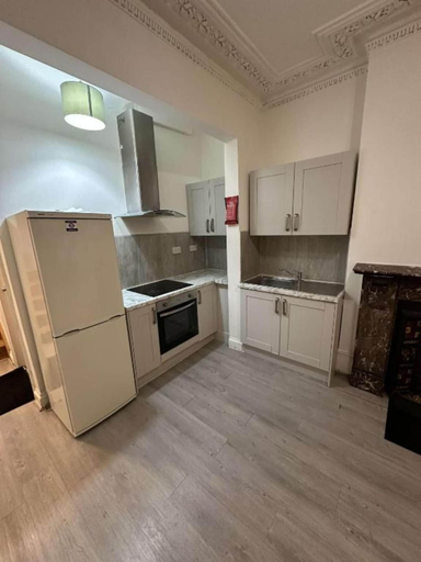 Private kitchenette, Oyo Northbrook Apartments, London