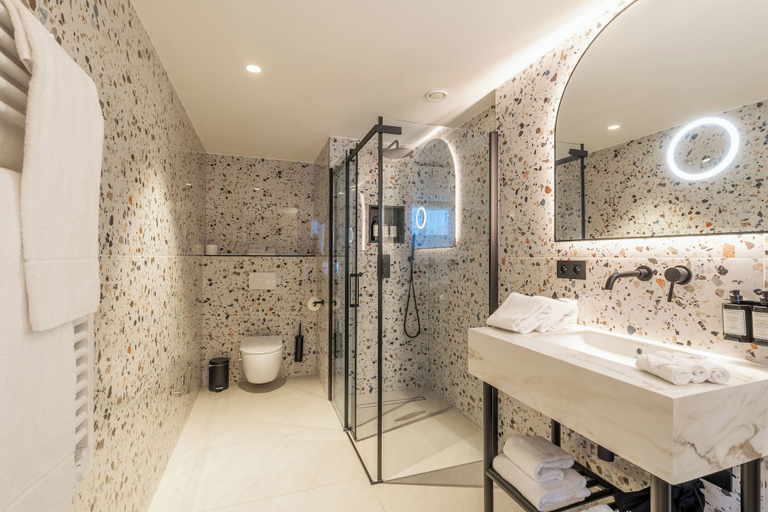 Bathroom 5, The Liman Hotel, Bruxelles