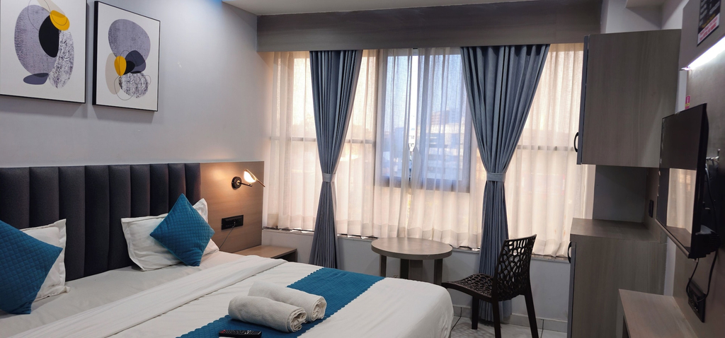 Room 5, Hotel HR Grand, Ahmadabad