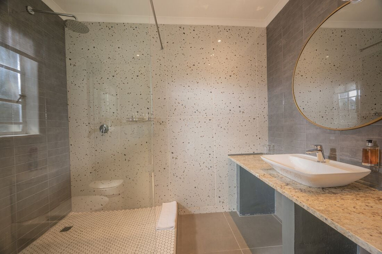 Bathroom 4, Graskop Hotel, Ehlanzeni