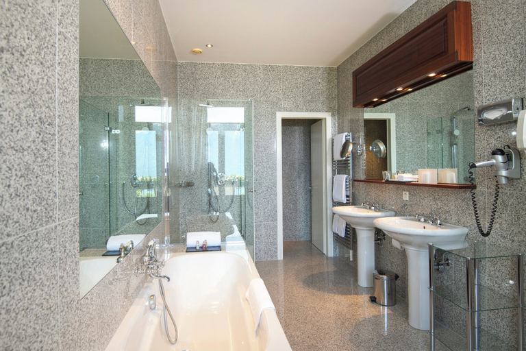 Bathroom 5, Hotel Des Trois Couronnes, Pays-d'Enhaut