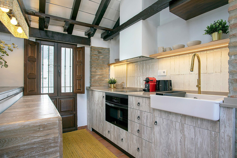 Private kitchen 5, Luxury House in Granada Center. Reyes II, Granada