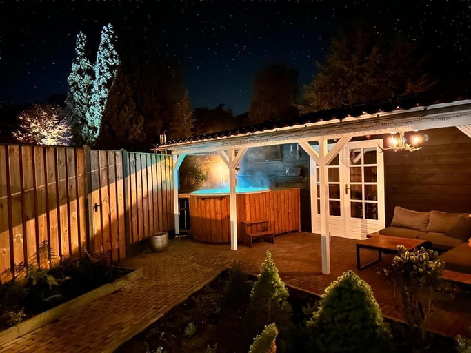 Outdoor spa tub 3, Wellness Tuin Luxury Suites & Lodges, Horst aan de Maas