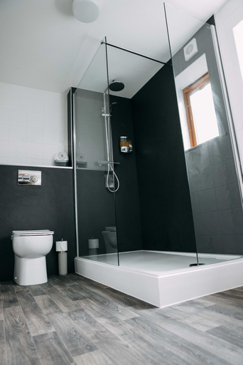 Bathroom 3, The Staunton Arms, Nottinghamshire