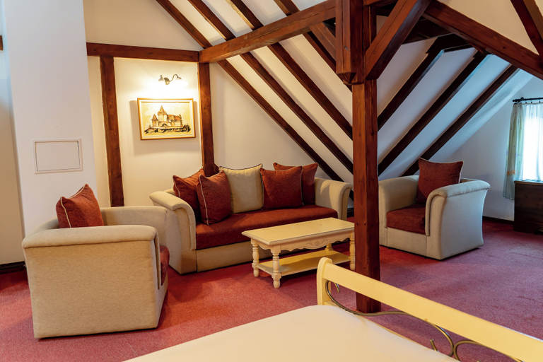 Others 5, Hotel Traube, Medias
