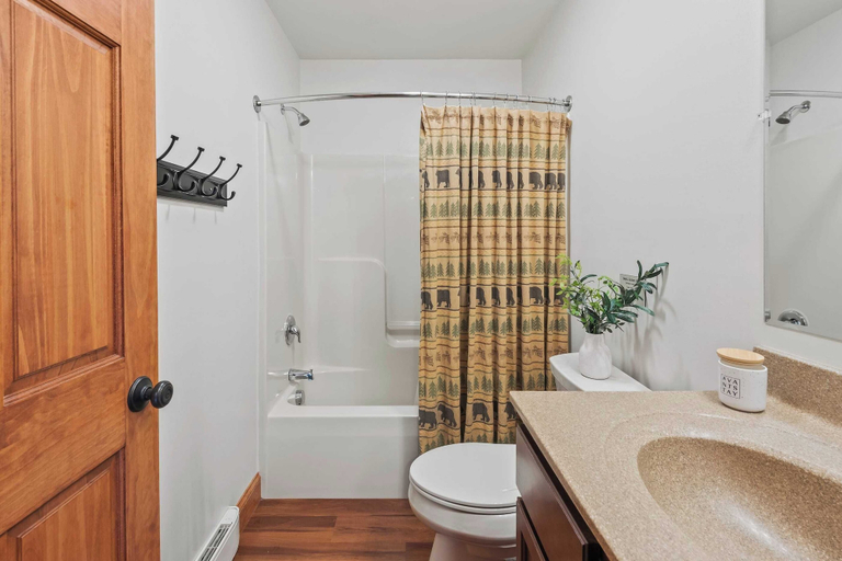 Bathroom 4, Bear Paw Lodge by Avantstay Hot Tub, Deck, & Fire Pit, Carbon