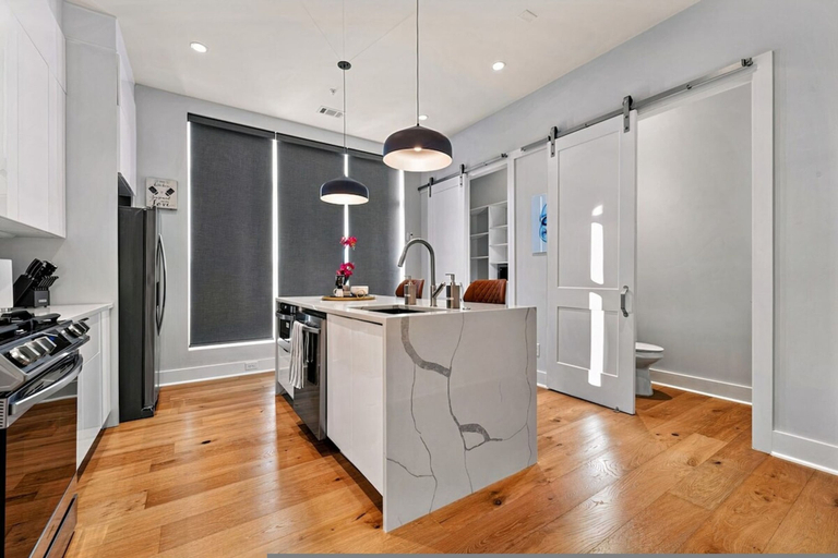 Room 2, Luxurious Midtown Home Rooftop Views by Silverx, Atlanta