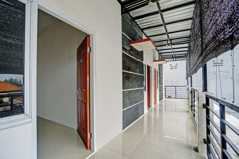 Others 5, Super OYO 3702 Homestay Bougenville Syariah, Lamongan