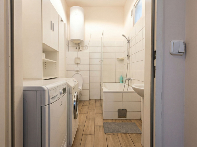 Bathroom 5, Close to City Center - Affordable Private Rooms with TV, Wien