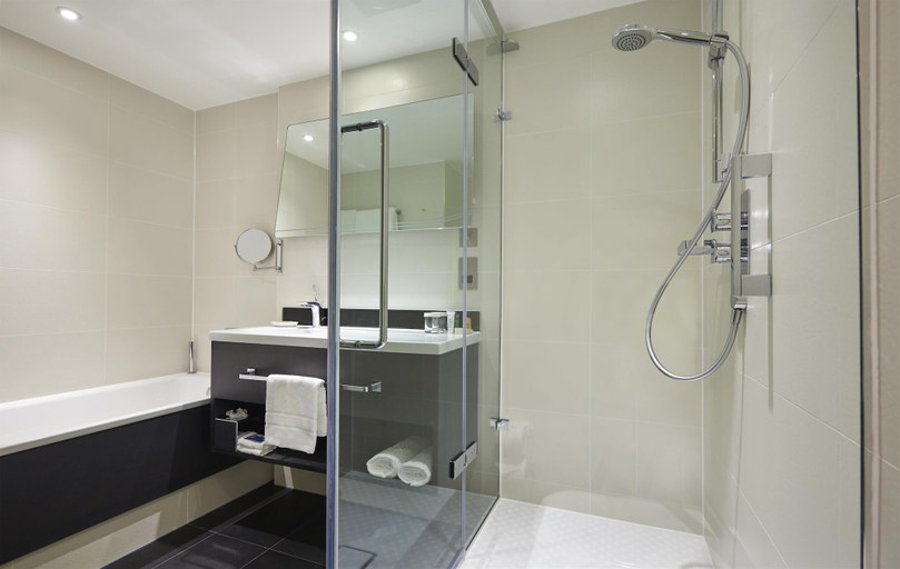 Bathroom 5, Hilton London Heathrow Airport Hotel, London
