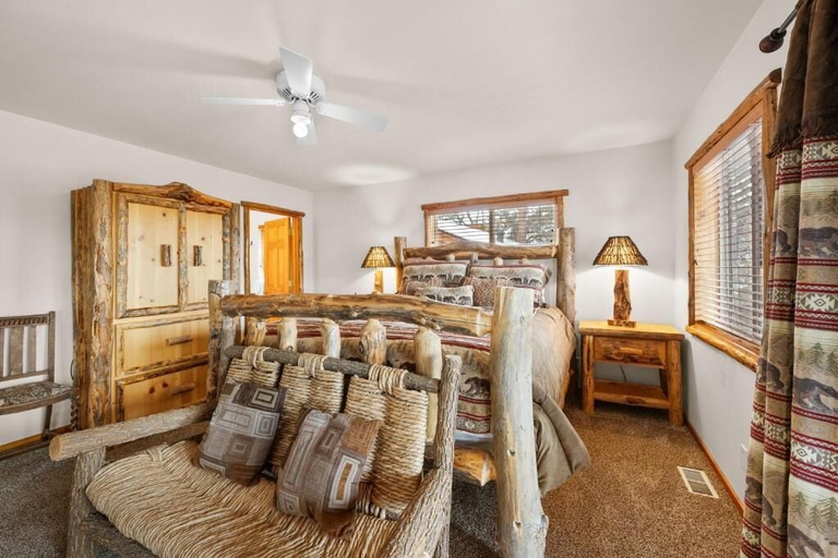 Room 4, Pinecone Lodge, San Bernardino