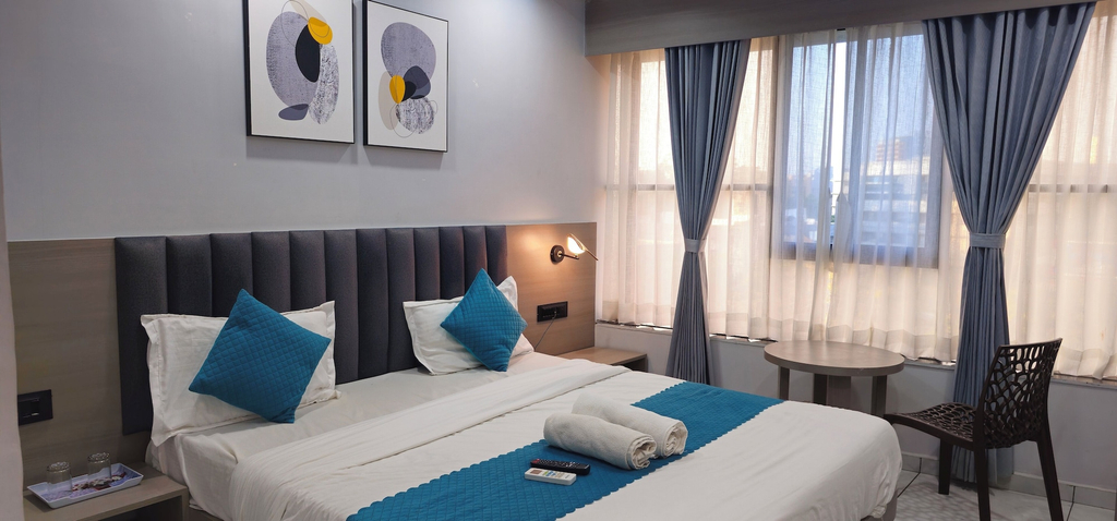Room 3, Hotel HR Grand, Ahmadabad