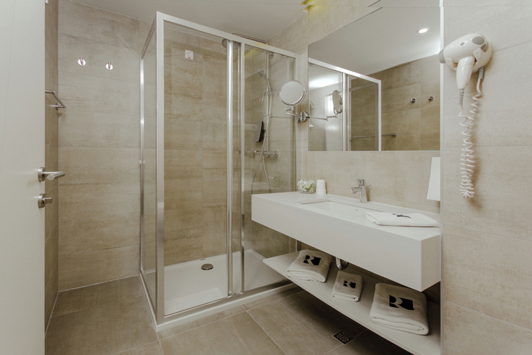 Bathroom 4, Romana Beach Resort, Makarska
