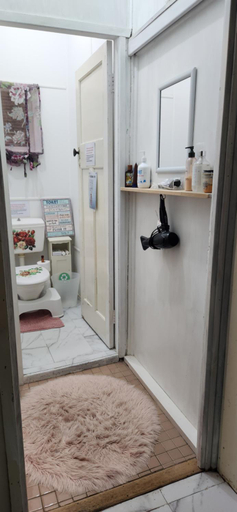 Bathroom 4, Meyenburg Cabins, Mount Morgan