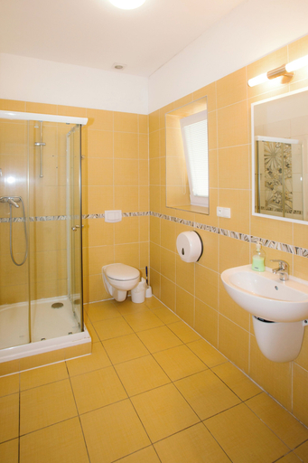 Bathroom 4, Cuba Bar & Hostel, České Budějovice