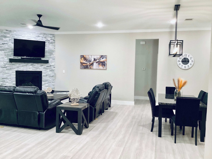 Dining 5, Luxe Lakehouse-kemah For 8, Galveston
