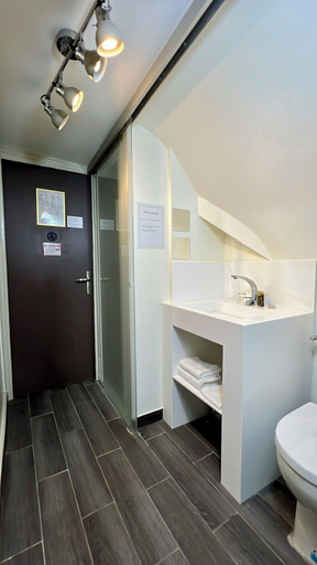 Bathroom 5, Pratic Hotel, Paris