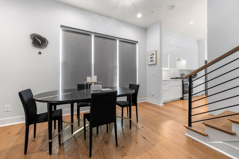 Room 3, Luxurious Midtown Home Rooftop Views by Silverx, Atlanta