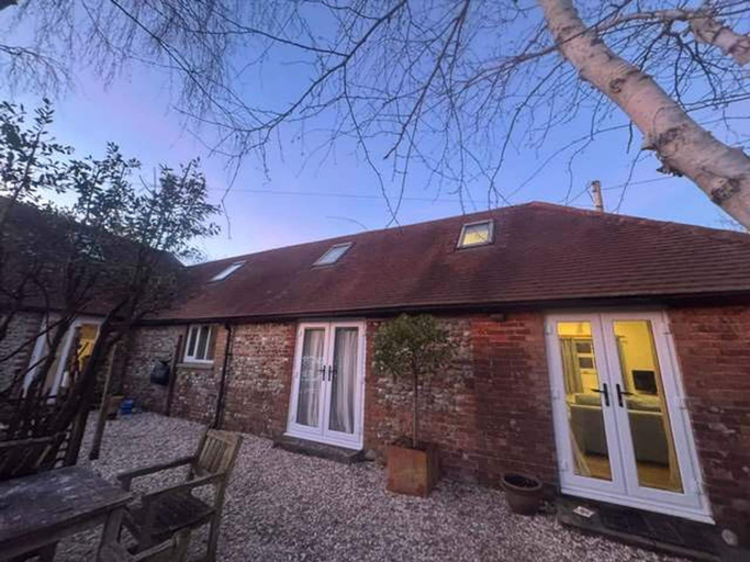 Room 4, Wren Barn - Cosy 2-bed Converted Barn in Sidlesham, West Sussex