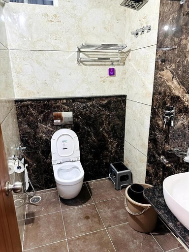 Bathroom 4, Navarathna Comforts, Kodagu