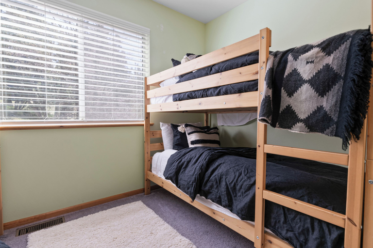 Room 4, Paradise Pines, San Bernardino
