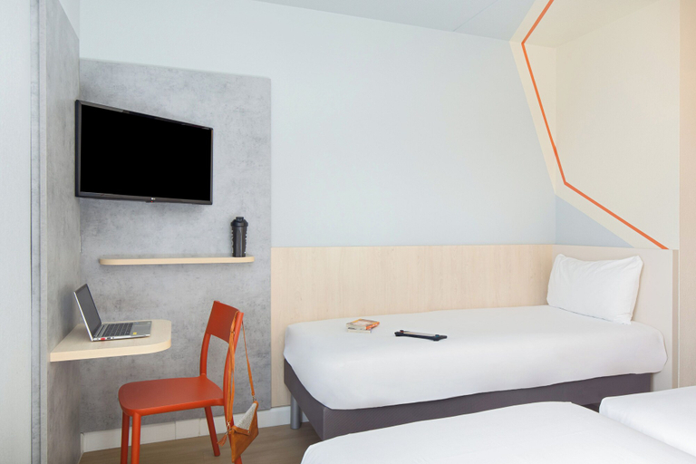 Bedroom 4, ibis budget Toulon Centre, Var